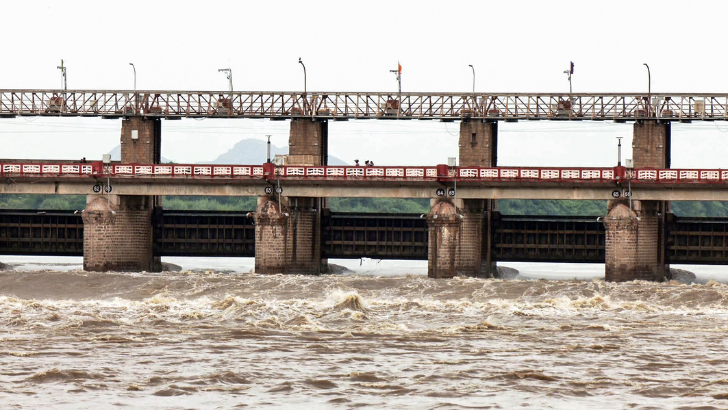 https://salarnews.in/public/uploads/images/newsimages/maannewsimage24092025_010356_Krishna River.png